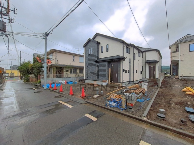 【前面道路含む現地写真】 | 西東京市東町１丁目　新築戸建て　C号棟 | 落ち着いた低層住宅街の一角、穏やかな暮らしを育むエリアです
