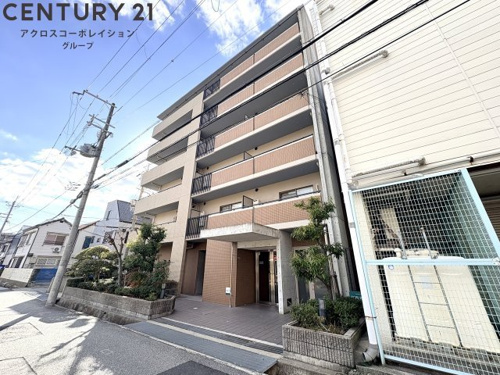 オートロックで外部の人間が簡単に出入りできないため安心です。