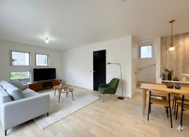 新橋町新築戸建て　全2棟の居間・リビング|モデルルーム写真◆一家だんらんのスペースとなるＬＤＫ。窓から明るい光が差し込み、思わず家族の会話も弾む快適な空間。(家具はイメージです)