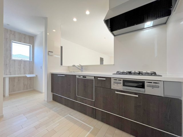 新橋町新築戸建て　全2棟のキッチン|モデルルーム写真◆キッチンからダイニングやリビングが見渡せるキッチン。料理をしながら家族とコミュニケーションをとれるだけでなく、大きな開放感も得られることができます。