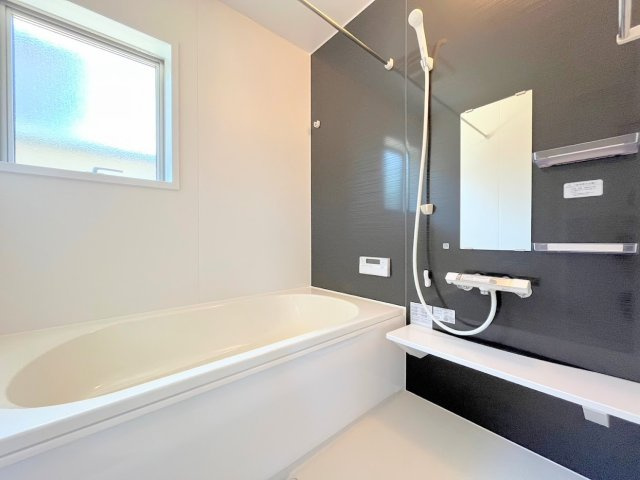 新橋町新築戸建て　全2棟の浴室|モデルルーム写真◆モダンデザインの空間が気持ちよさを高めてくれるバスルーム。すっきりとした清潔感があり、心身をリフレッシュできる寛ぎを深めてくれるスペースです。