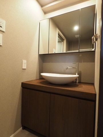 新品家具付きマンション岩本町1B(KaGood東京)の独立洗面台