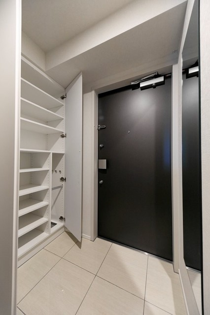 URBANEX上野の玄関|ディンプルキーのダブルロックセキュリティ、傘入れ付収納豊富なトールタイプのシューズBOX、姿見鏡付、人感センサー付き玄関ライト