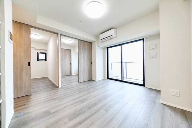 URBANEX上野の居間・リビング|インターネット無料
リビングと3.9帖洋室にエアコン付、全室照明付
フロアで内装カラーホワイトとブラウンが選べます