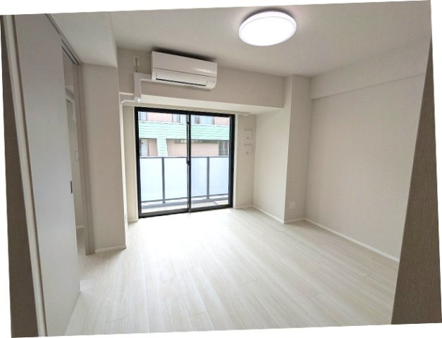 URBANEX上野の設備|インターネット無料
リビングにエアコン、照明付
フロアで内装カラーホワイトとブラウンが選べます