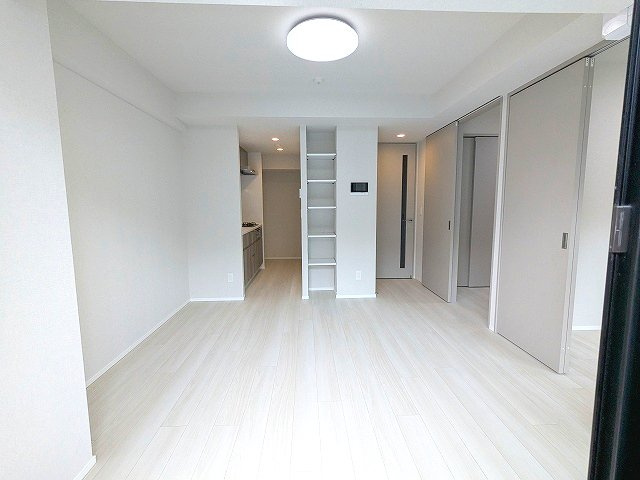 URBANEX上野の設備|インターネット無料
リビングにエアコン、照明付
フロアで内装カラーホワイトとブラウンが選べます