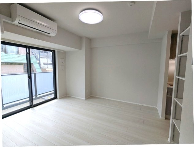 URBANEX上野の設備|インターネット無料
リビングにエアコン、照明付
フロアで内装カラーホワイトとブラウンが選べます