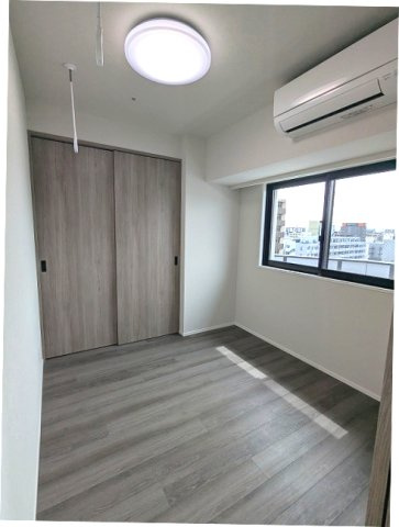 URBANEX上野の設備|インターネット無料
3.9帖洋室にエアコン、照明付
スライドドアのクローゼット
取り外し可能な室内物干し設備付
フロアで内装カラーホワイトとブラウンが選べます