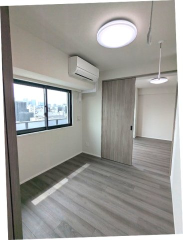 URBANEX上野の設備|インターネット無料
3.9帖洋室にエアコン、照明付
スライドドアのクローゼット
取り外し可能な室内物干し設備付
フロアで内装カラーホワイトとブラウンが選べます