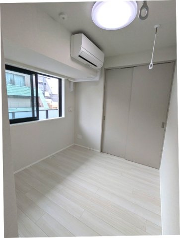 URBANEX上野の設備|インターネット無料
3.9帖洋室にエアコン、照明付
スライドドアのクローゼット
取り外し可能な室内物干し設備付
フロアで内装カラーホワイトとブラウンが選べます