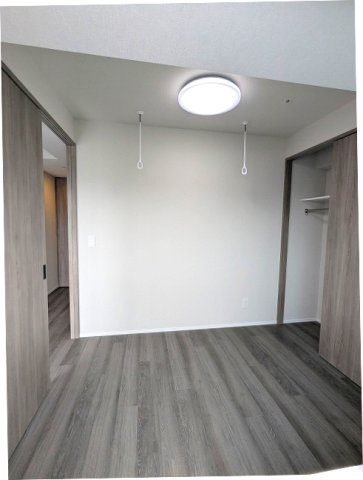 URBANEX上野の設備|インターネット無料
3.9帖洋室にエアコン、照明付
スライドドアのクローゼット
取り外し可能な室内物干し設備付
フロアで内装カラーホワイトとブラウンが選べます