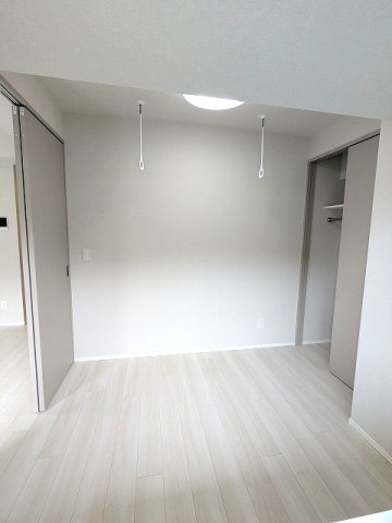 URBANEX上野の設備|インターネット無料
3.9帖洋室にエアコン、照明付
スライドドアのクローゼット
取り外し可能な室内物干し設備付
フロアで内装カラーホワイトとブラウンが選べます