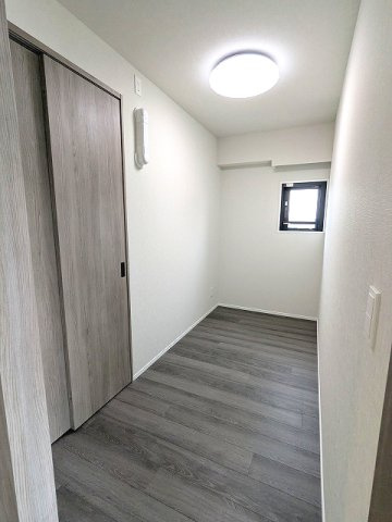 URBANEX上野の設備|インターネット無料
3帖洋室、照明付
上層階からの窓からはスカイツリー見えます
エアコン取付可能です
スライドドアのクローゼット
フロアで内装カラーホワイトとブラウンが選べます