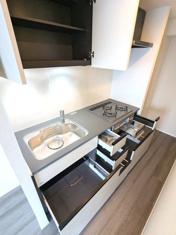 URBANEX上野の設備|浄水器・グリル付ガス3口システムキッチン、瀟洒でお手入れ楽なガラストップコンロ、奥まで整理しやすいスライド式収納