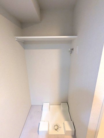 URBANEX上野の設備|トイレと独立した洗面脱衣室の洗濯機置場は大型ドラム式も配置しやすいスペース確保し、排水口のお手入れしやすい様に手前中央に配置し、足高の防水パンです