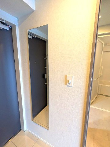 URBANEX上野の設備|玄関に姿見鏡付、人感センサー付き玄関ライト