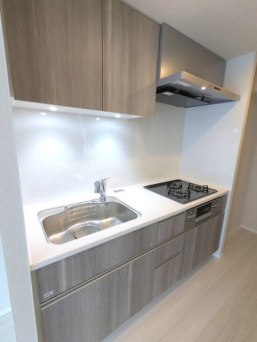 URBANEX上野のキッチン|浄水器・グリル付ガス3口システムキッチン、瀟洒でお手入れ楽なガラストップコンロ、奥まで整理しやすいスライド式収納