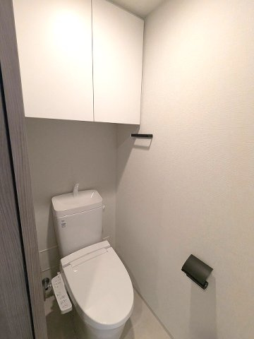 URBANEX上野のトイレ|洗面室と独立した温水洗浄便座です