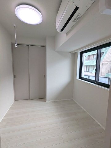 URBANEX上野の設備|インターネット無料
3.9帖洋室にエアコン、照明付
スライドドアのクローゼット
取り外し可能な室内物干し設備付
フロアで内装カラーホワイトとブラウンが選べます