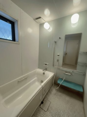 安城市里町１丁目　中古戸建の浴室|1坪サイズのゆったり浴室
※本画像はAIによる家具配置です。実際の仕様とは異なる場合があります。リフ