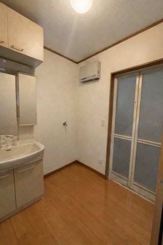 安城市里町１丁目　中古戸建の洗面所|使いやすい独立洗面スペース
※本画像はAIによる家具配置です。実際の仕様とは異なる場合があります。リ