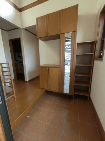 安城市里町１丁目　中古戸建の玄関|収納力のある玄関スペース
※本画像はAIによる家具配置です。実際の仕様とは異なる場合があります。リフ