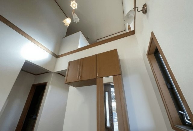 安城市里町１丁目　中古戸建の内装|収納力のある玄関スペース
※本画像はAIによる家具配置です。実際の仕様とは異なる場合があります。リフ