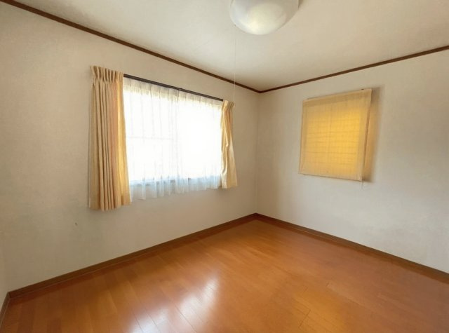 安城市里町１丁目　中古戸建の洋室|主寝室に最適なゆとりある広さで落ち着いた空間
※本画像はAIによる家具配置です。実際の仕様とは異なる