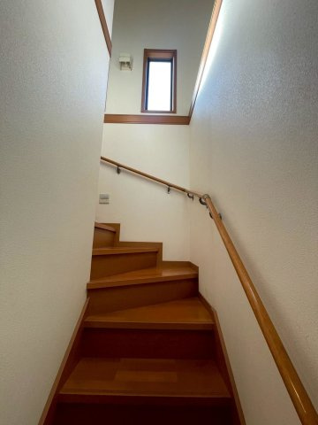 安城市里町１丁目　中古戸建の内装|手すり付きで上り下りしやすい安全設計