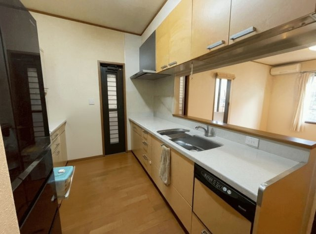 安城市里町１丁目　中古戸建のキッチン|対面式IHキッチンで会話が弾む設計
※本画像はAIによる家具配置です。実際の仕様とは異なる場合があり