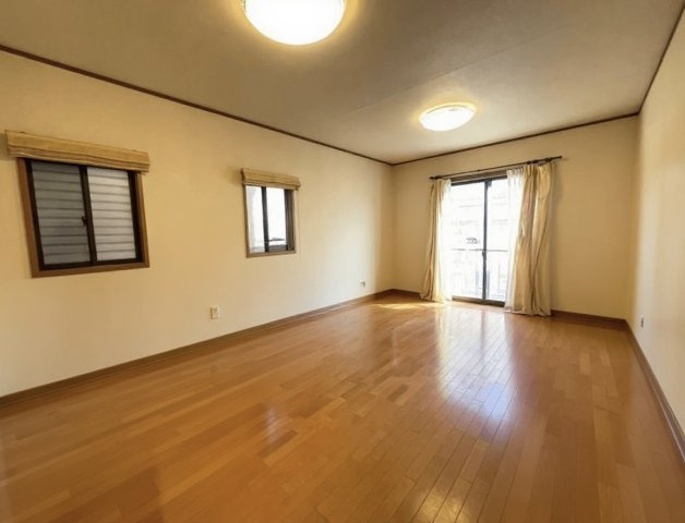 安城市里町１丁目　中古戸建の居間・リビング|南向きで明るいLDK15畳
※本画像はAIによる家具配置です。実際の仕様とは異なる場合があります。リ