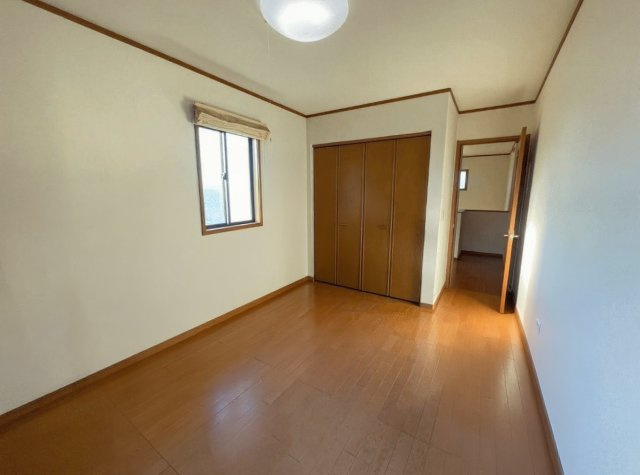 安城市里町１丁目　中古戸建の洋室|収納付きの使いやすい個室
※本画像はAIによる家具配置です。実際の仕様とは異なる場合があります。リフ