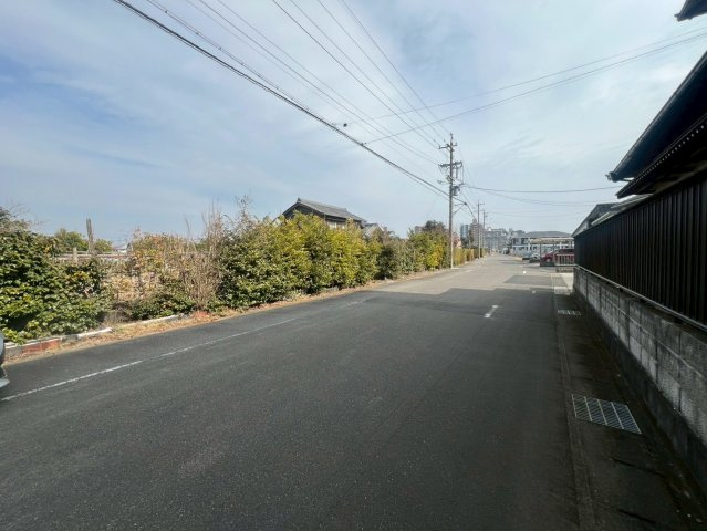 安城市二本木町東切替の前面道路含む現地写真|南側道路と対象地（東向きに撮影）