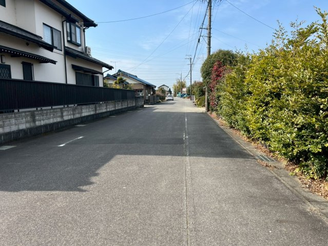 安城市二本木町東切替の前面道路含む現地写真|南側道路と対象地（西向きに撮影）