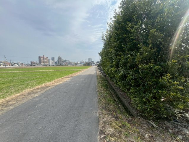 安城市二本木町東切替の前面道路含む現地写真|北側道路と対象地（東向きに撮影）