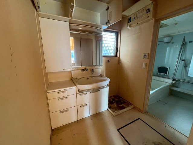 刈谷市高倉町の脱衣所|窓、床下収納付きの洗面脱衣所