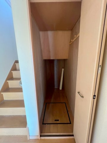 刈谷市高倉町の収納|1階階段下収納。かけられるラックがあって便利です！