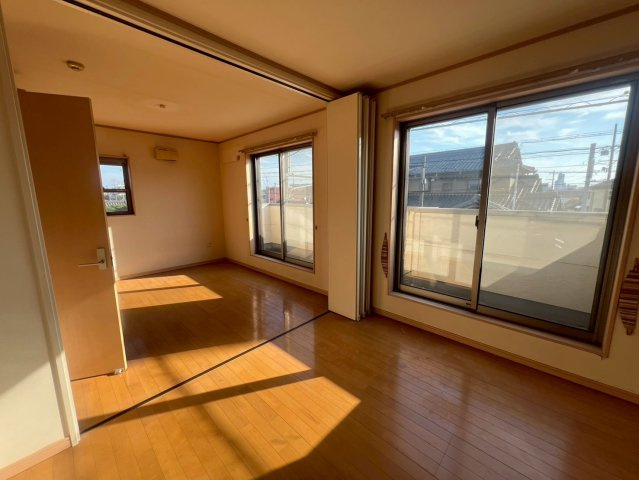 刈谷市高倉町の洋室|11.8帖の2階洋室。間仕切りがあるため用途によって部屋を分割できます！