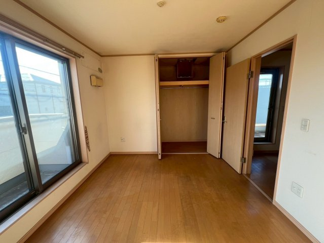 刈谷市高倉町の洋室|11.8帖の洋室（西側）