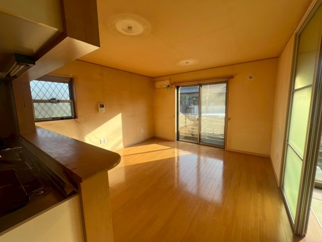 刈谷市高倉町の居間・リビング|南側に大きい窓のあるリビングダイニング。