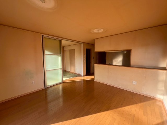 刈谷市高倉町の居間・リビング|向かって奥にキッチン、左側に和室があります。