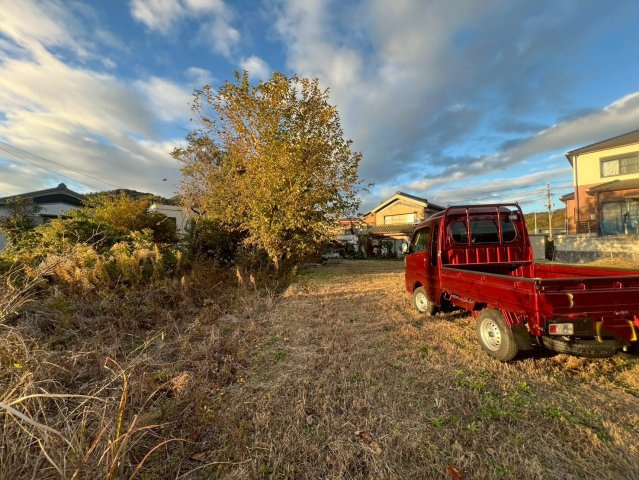 西尾市西幡豆町西岡割34-2の外観|前面道路より敷地内西側を撮影