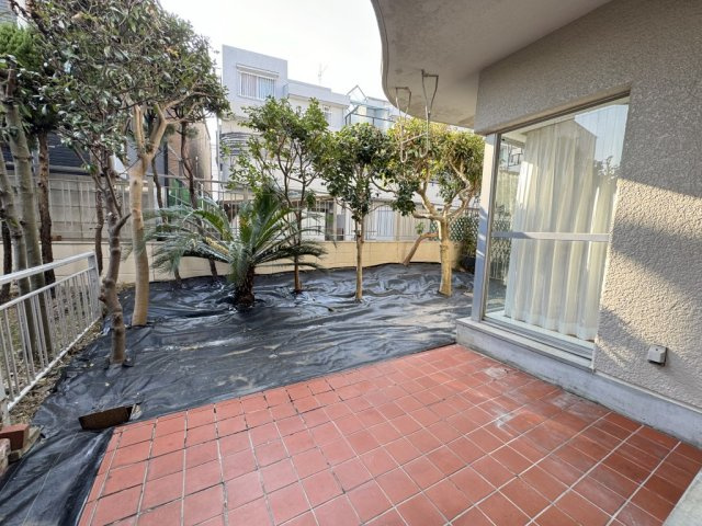 カーサビアンカ高坂の庭|お庭でゆったりと過ごせます