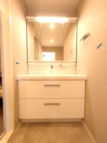 ユーハウス第三松原の独立洗面台|独立洗面台、小物を置くことができて便利です