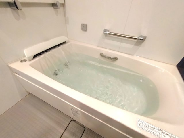 ユーハウス第三松原の浴室|ゆったり過ごせるお風呂です