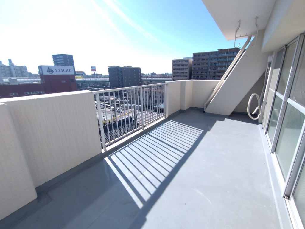 ユーハウス第三松原のバルコニー|外からの目が気にならないバルコニーで洗濯物が干せます