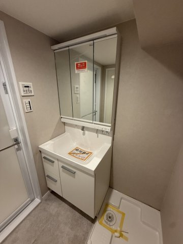  コープ野村新瑞橋B棟の洗面所|脱衣スペースもあります