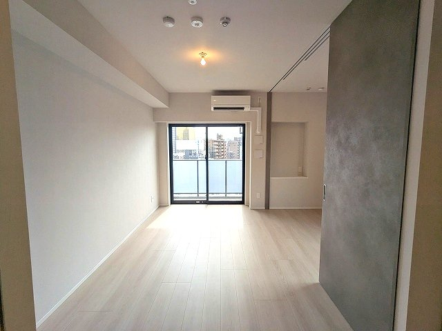 SEASON FLATS浅草六丁目の内装|南向き日当り良好、リビングと洋室にエアコン付き、洋室にはダウンライト付き