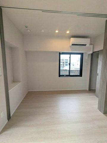 SEASON FLATS浅草六丁目の設備|洋室にエアコン付き、ダウンライト付き、角部屋出窓付
