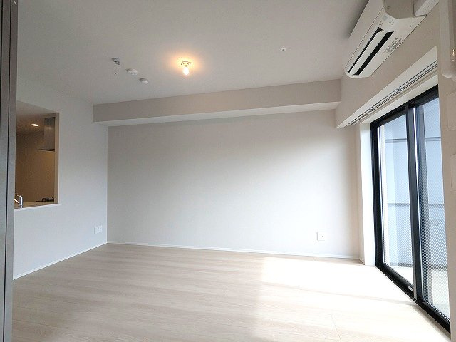 SEASON FLATS浅草六丁目の設備|南向き日当り良好、カウンターキッチン、リビングと洋室にエアコン付き